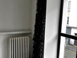 une pièce avec une fenêtre, un radiateur et un radiateur à l'intérieur