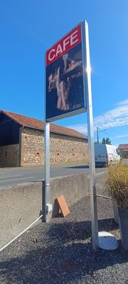 une enseigne de café au bord de la route