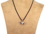 gros plan d'un torse de mannequin portant un collier