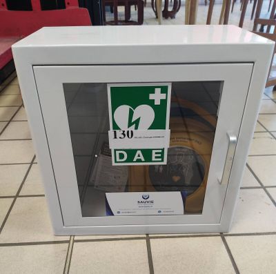 a picture of a fire extinguisor box with a sign on it