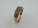 une bague en or sertie de diamants noirs sur fond blanc
