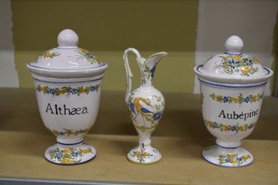 deux vases ornés de fleurs, posés sur une étagère