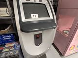 une machine posée par terre à côté de quelques cartons