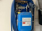 un tuyau bleu raccordé à un réservoir bleu dans une cuisine