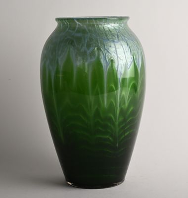 un vase vert posé sur une table