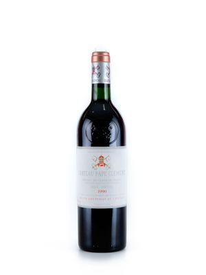 une bouteille de vin rouge posée sur une table blanche