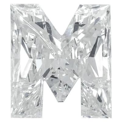 un gros plan d'un diamant taillé en forme de lettre « m »