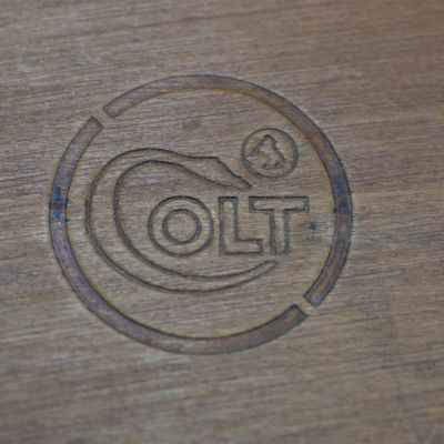 un gros plan d'une table en bois sur laquelle figure un logo