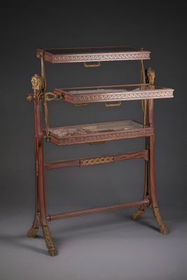 une étagère ancienne en bois comportant trois tablettes