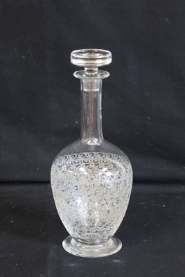 une bouteille en verre transparent avec un bouchon argenté