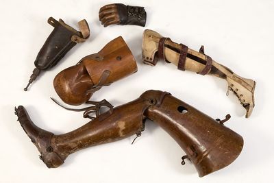 plusieurs types d'objets en bois posés sur une surface blanche