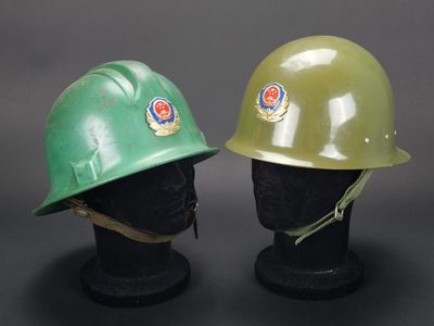une paire de casques verts et jaunes posés sur des têtes de mannequins noires