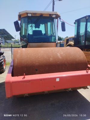 une photo d'un gros rouleau compresseur dans un parking