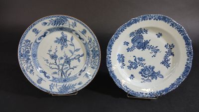 deux assiettes bleues et blanches ornées de motifs floraux