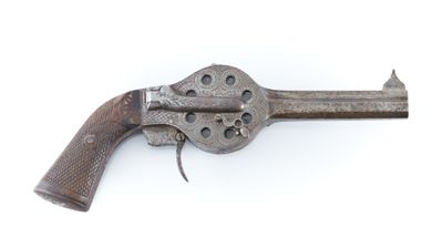 un vieux fusil avec une poignée en bois sur fond blanc