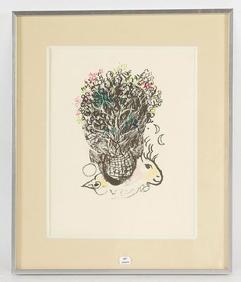 peinture représentant un crâne orné de fleurs sur un mur blanc