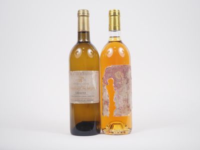 deux bouteilles de vin posées l'une à côté de l'autre sur une surface blanche