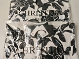 deux draps noirs et blancs ornés de fleurs noires et blanches