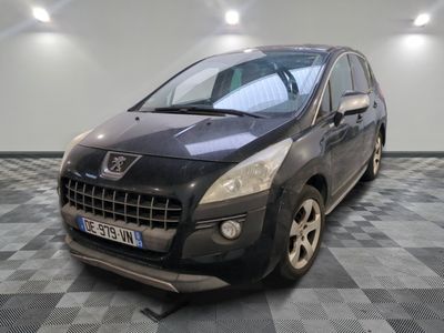 la photo d'une voiture noire garée dans un garage