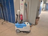 une machine bleue et blanche qui se trouve dans une pièce
