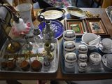 une table sur laquelle se trouvent beaucoup de plats et de tasses