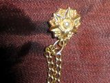 une broche en or ornée d'une fleur