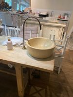 Longue table de ferme en bois brut, les quatre pieds réunis … (photo 3)