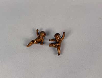deux petites figurines en bronze représentant un garçon et une fille