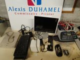 un bureau sur lequel se trouvent un ordinateur, un clavier, une souris et d'autres appareils électroniques