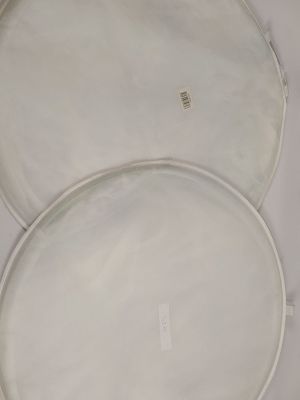 deux sacs blancs posés sur une table blanche