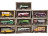 six modèles différents de camions jouets dans une boîte en bois