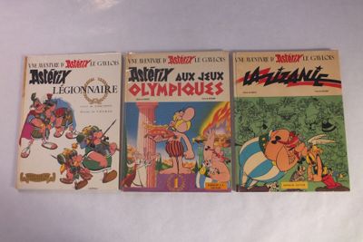 quatre albums de bandes dessinées sont alignés sur une surface blanche