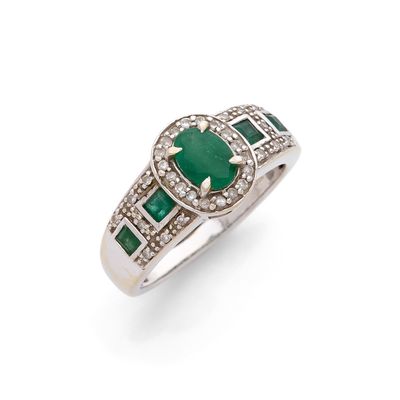 une bague en émeraude et diamant