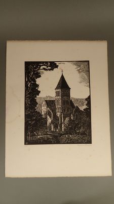 une photo d'une photo d'une église accrochée au mur