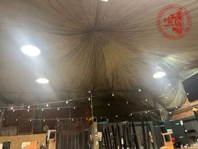 une grande tente dans laquelle il y a beaucoup de lumières