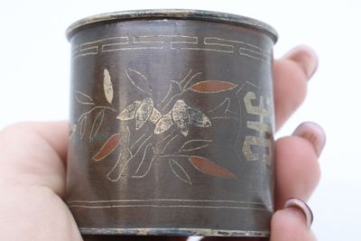 une personne tenant une boîte de conserve sur laquelle figure un dessin