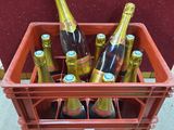 une caisse rouge contenant six bouteilles de bière