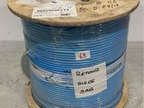 un gros plan d'une bobine de fil bleu sur une bobine en bois