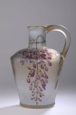 un vase en verre orné de fleurs violettes peintes dessus