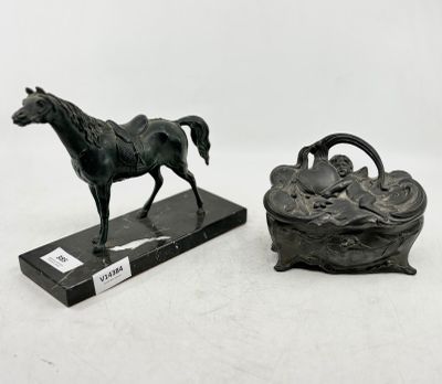 paire de figurines en bronze représentant un cheval et un panier, posées sur un socle en marbre