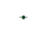 une image d'une bague sertie d'un diamant et d'une émeraude sur fond blanc