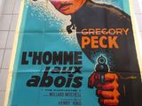 une grande affiche représentant un homme tenant une arme à feu