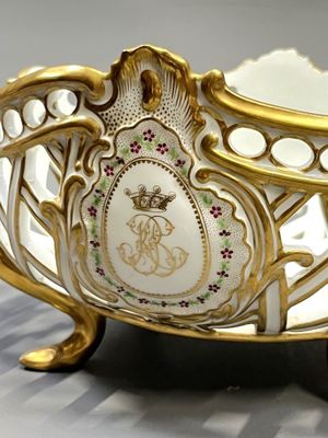 un bol doré et blanc orné d'une couronne