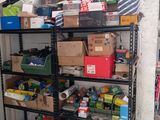plein de cartons, les uns à côté des autres, sur une étagère dans une pièce