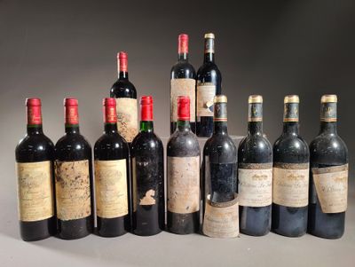 plusieurs bouteilles de vin sont alignées sur une table