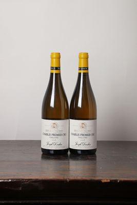 deux bouteilles de vin posées sur une table l'une à côté de l'autre
