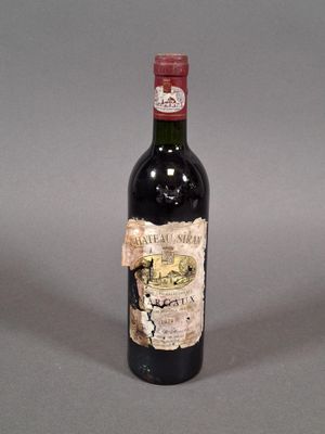 une bouteille de vin posée sur une table