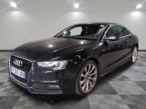 une image d'une voiture audi noire dans une salle d'exposition