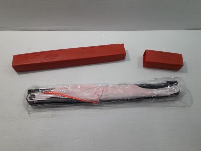 un objet rouge et un objet noir sur une surface blanche