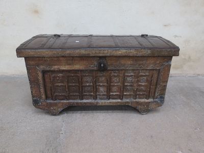 an old trunk sitting on the floor in front of a wall